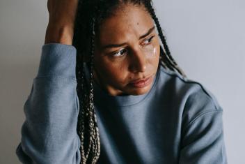 een vrouw rouwt en is verdrietig