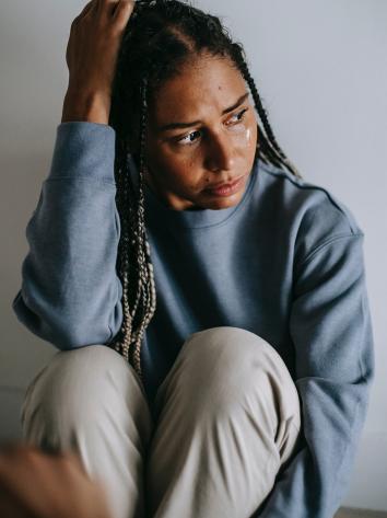 een vrouw rouwt en is verdrietig