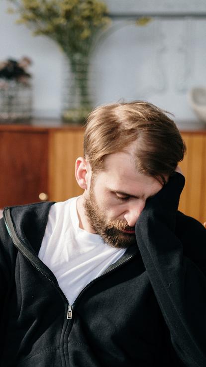 man in de rouw over een dierbare die hij is verloren