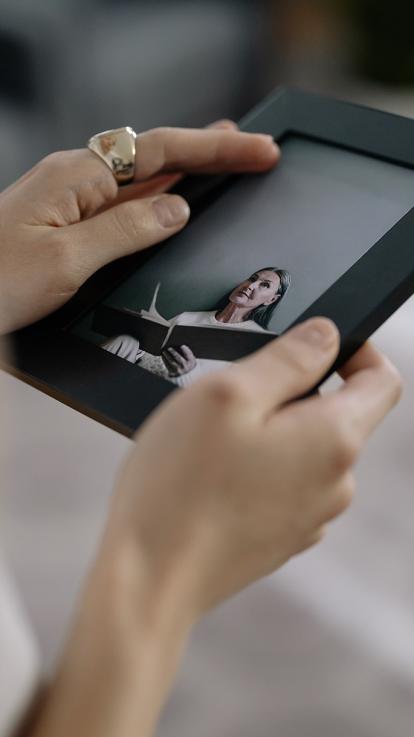 iemand die rouwt en kijkt naar een foto van een dierbare die overleden is