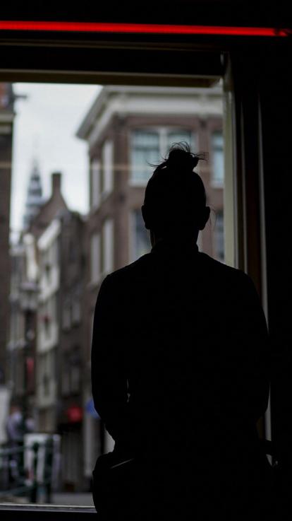 iemand zit naar buiten te staren bij een raam