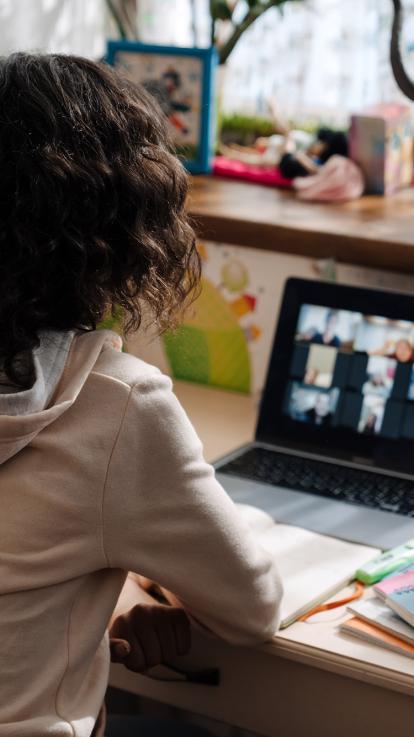 een kind volgt een online les vanuit huis