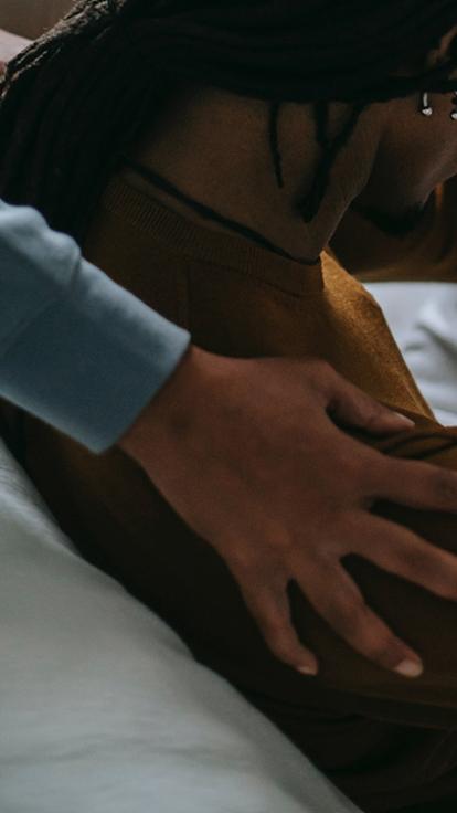 iemand wordt getroost die een dierbare is verloren