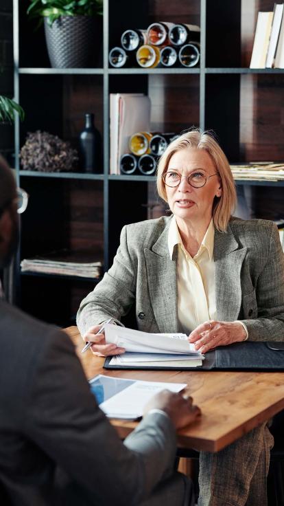 Een serieus gesprek tussen een medewerker van de bank en een klant