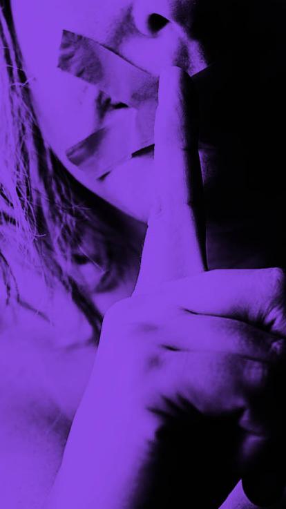 vrouw maakt 'ssht'-gebaar