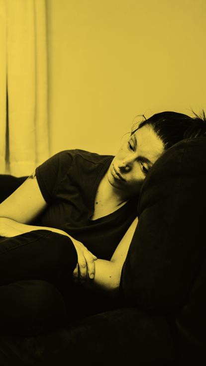 vrouw is aan het rouwen op de bank