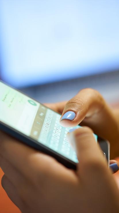 Iemand aan het typen op Whatsapp op haar telefoon