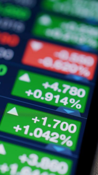 een scherm met informatie over hoeveel aandelen zijn gestegen of gedaald