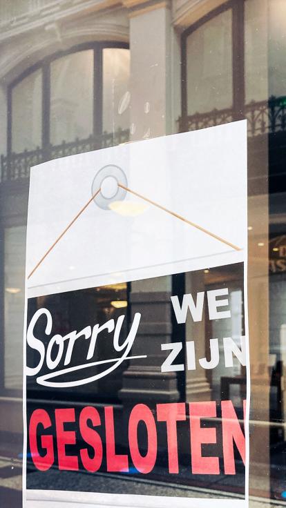 Een 'Sorry, we zijn gesloten'-bordje bij een winkelraam