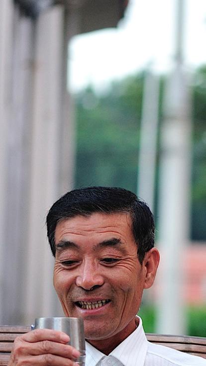 Aziatische oude man die nog niet kaal wordt