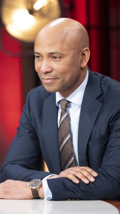 Humberto Tan die aan het presenteren is