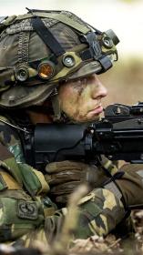 militair van de landmacht met geweer