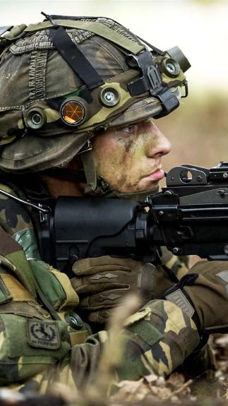 militair van de landmacht met geweer