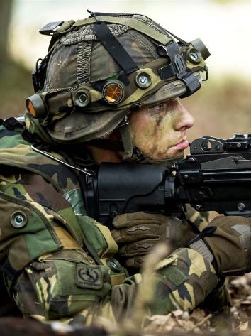militair van de landmacht met geweer