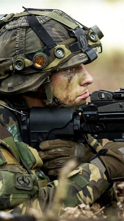 militair van de landmacht met geweer