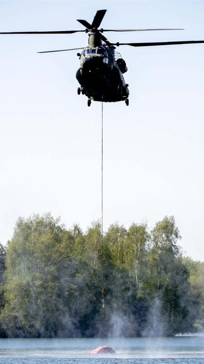 blushelikopter bij een natuurbrand