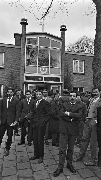 mensen staan voor de Mobarak moskee