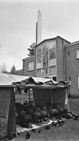 mensen bidden buiten de Mobarak moskee