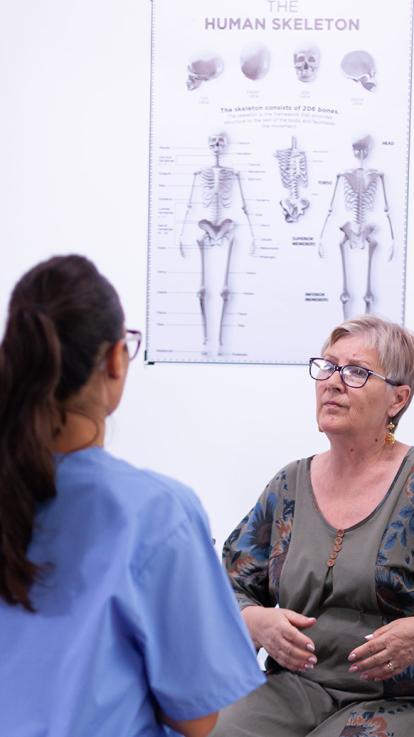 vrouw bij de huisarts voor onderzoek trombose