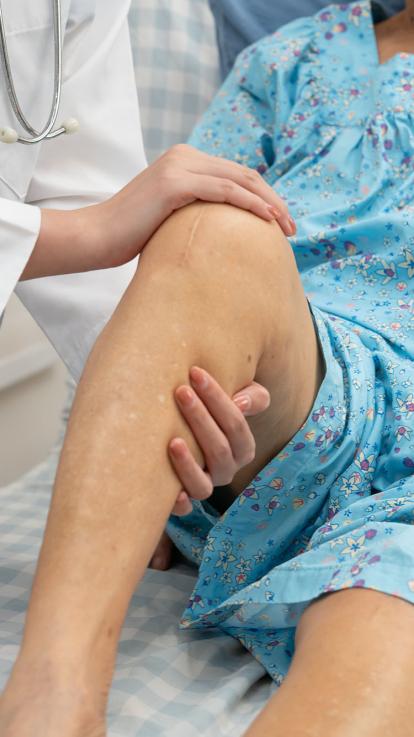 man met trombose in been bij de dokter