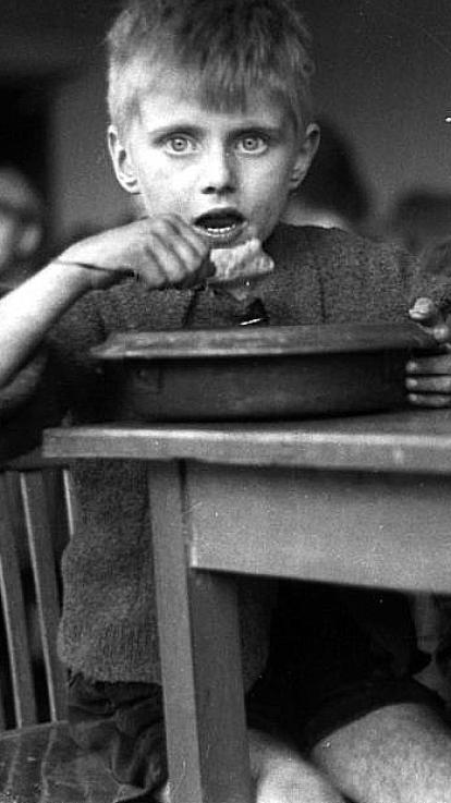 een kind krijgt te eten tijdens de Hongerwinter van 1944/45