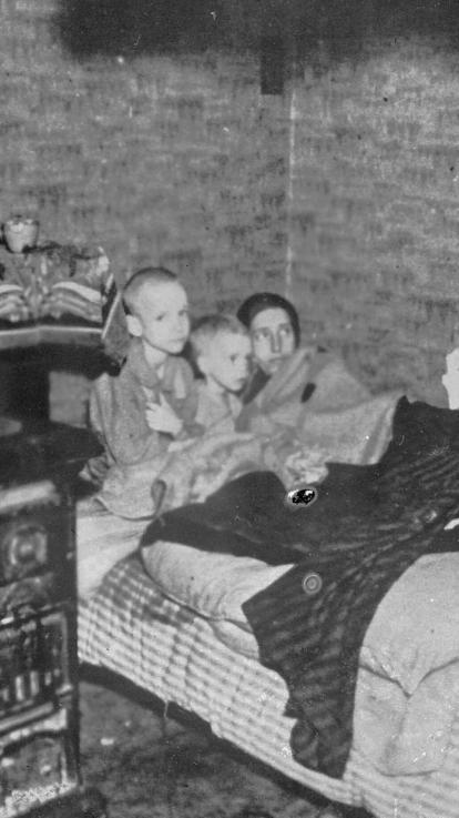 een gezin in bed tijdens de Hongerwinter