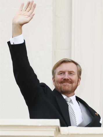 Willem-Alexander zwaait naar publiek