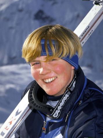 een jonge Willem-Alexander tijdens skivakantie