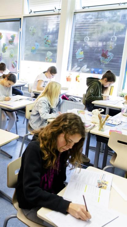 leerlingen op school bezig met de citotoets