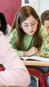 leerling in schoolklas maakt toets