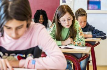 leerling in schoolklas maakt toets