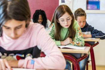 leerling in schoolklas maakt toets