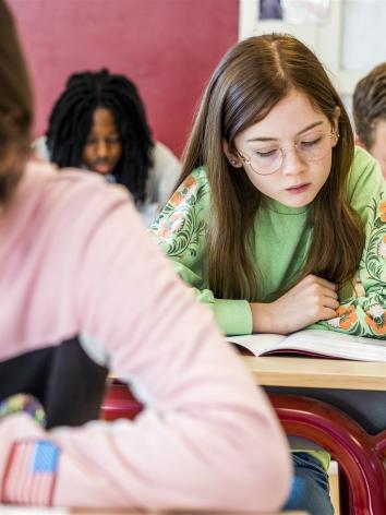 leerling in schoolklas maakt toets