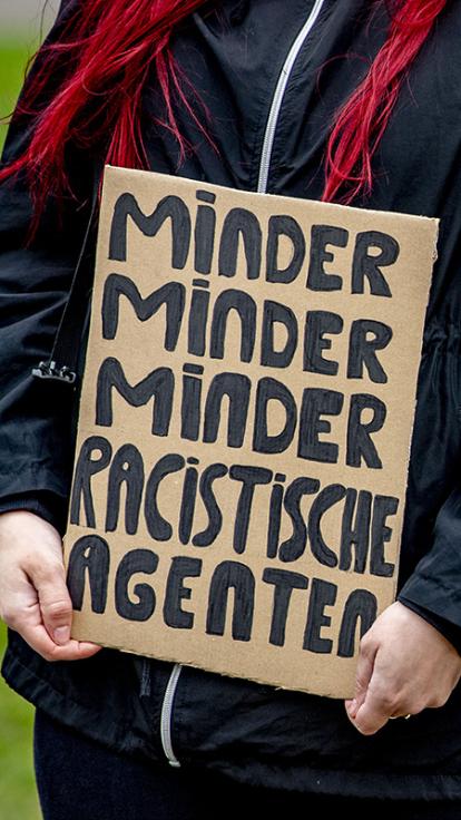 4 Een vrouw die demonstreert tegen racisme