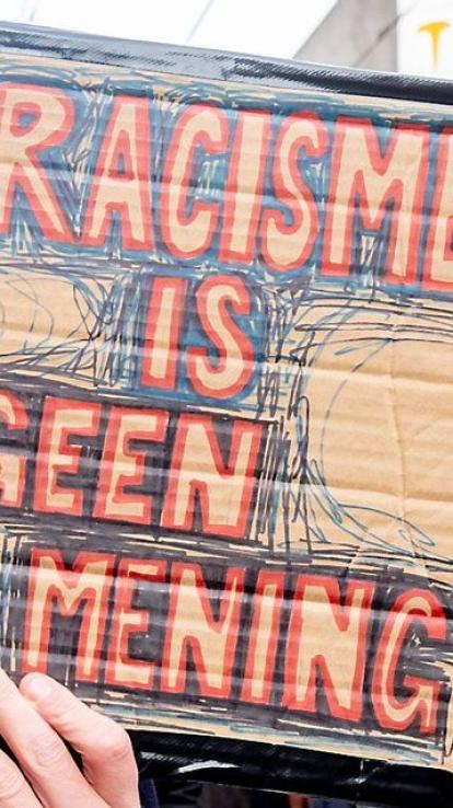 9 Betogers in maart tijdens de jaarlijkse anti-racismedemonstratie in Amsterdam