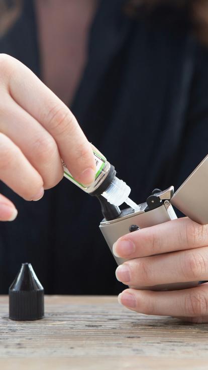 Een e-sigaret wordt gevuld met vloeistof