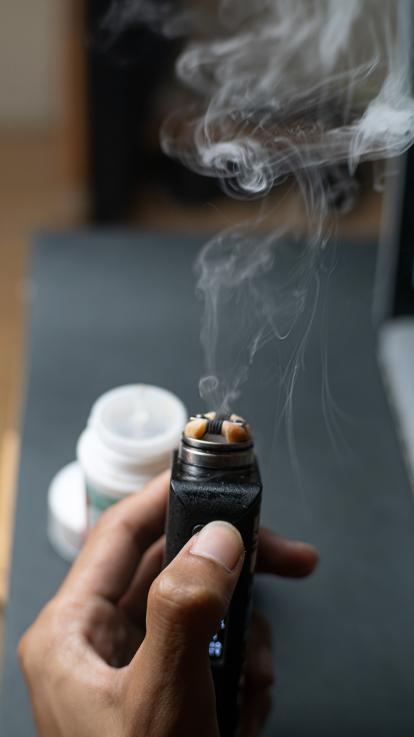 Een e-sigaret waar rook uit komt