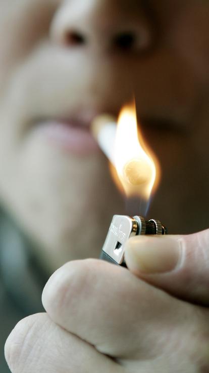 Jongens roken zittend langs de gracht