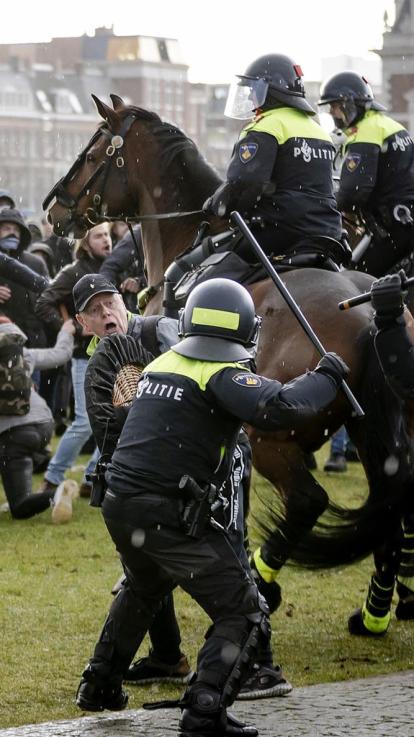 politie grijpt in bij protest
