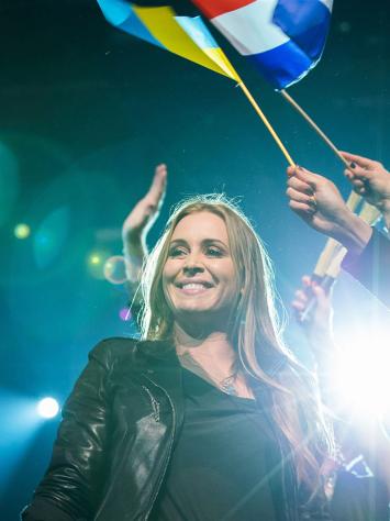 Anouk breed lachend tijdens haar deelname aan het Songfestival