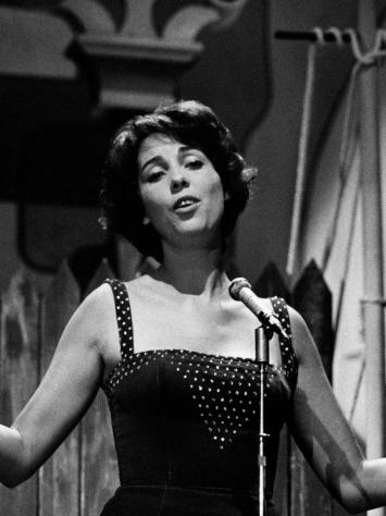 Een zwart-witfoto van zangeres Corry Brokken tijdens haar optreden op het Songfestival van Knokke in 1960