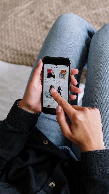 vrouw is online aan het shoppen op telefoon