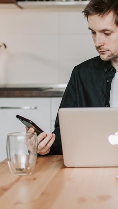 man wordt afgeleid van werk door zijn mobiele telefoon