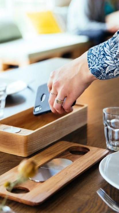 tijdens het avondeten gaat de telefoon in een doosje