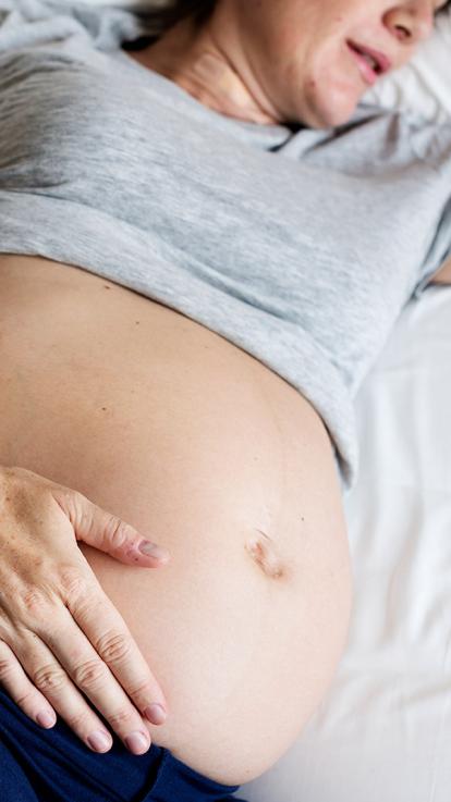 zwangere vrouw in bed