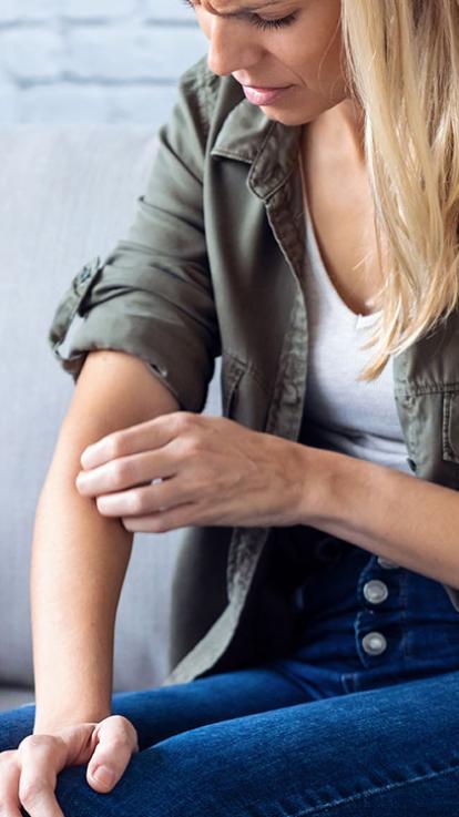 krabben arm jeuk muggenbult vrouw