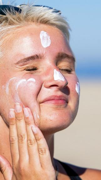 insmeren met zonnemelk