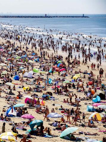 strandgangers in Scheveningen