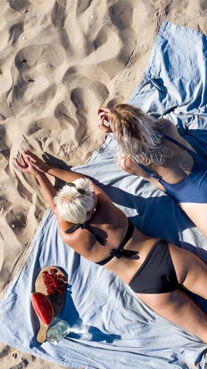 zonnen op het strand