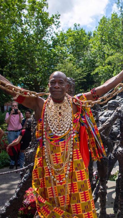 ketenen worden omhoog gehouden tijdens de nationale herdenking slavernijverleden oosterpark op keti koti
